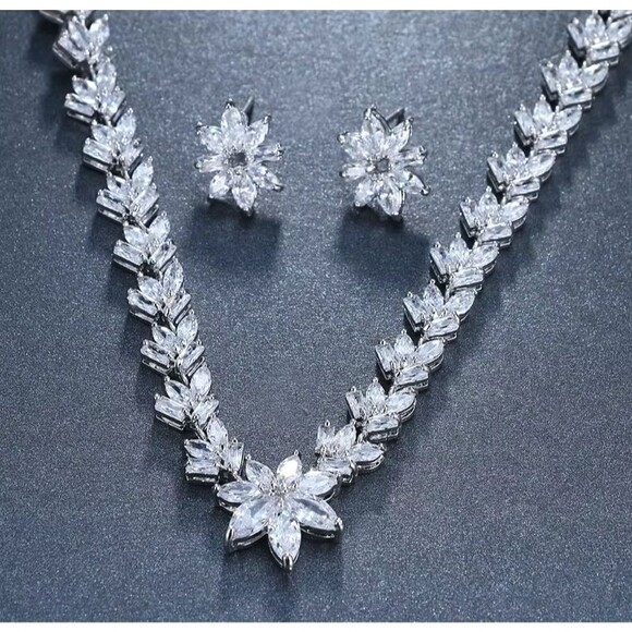 Lovely As Pearl Is A Unique one-of-a-kind 6 pieces Tiara Ensemble main image 7